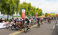 千骑逐风城如画，车轮飞转启新程！2025中国·鸡西“兴凯湖杯”第六届公路自行车赛破风开赛